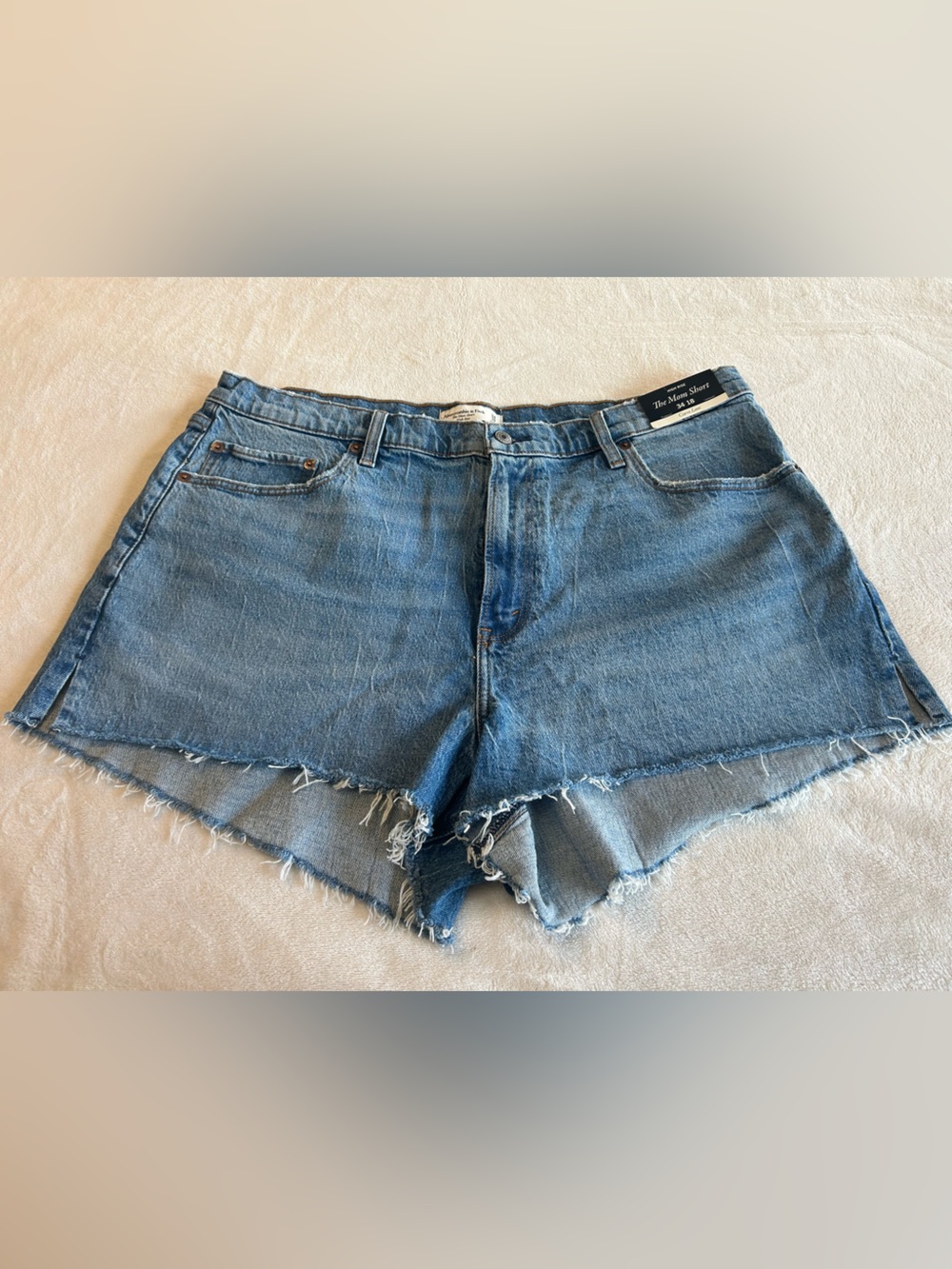 Abercrombie & Fitch The Mom Short  Curve Love Light Blue Denim Women’s Sz 34/18
